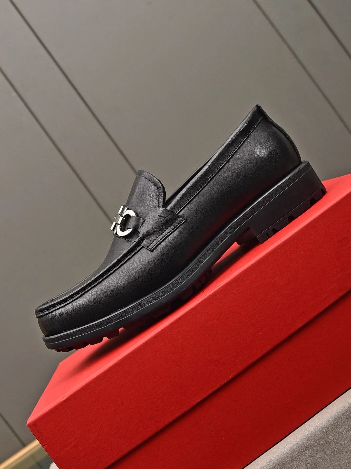Men's shoes 💰: 500 Brand: Ferragamo Size: Men's size 38/44 (45 can be customized) Grade: Same style as the official website High-end quality men's shoes Material: Original first-layer calfskin Water-dyed cowhide lining Original outsole Style categories: Men's fashionable formal business casual leather shoes Slip-on men's shoes high-top series Young fashion European and American trends British style Casual matching Comfortable feet